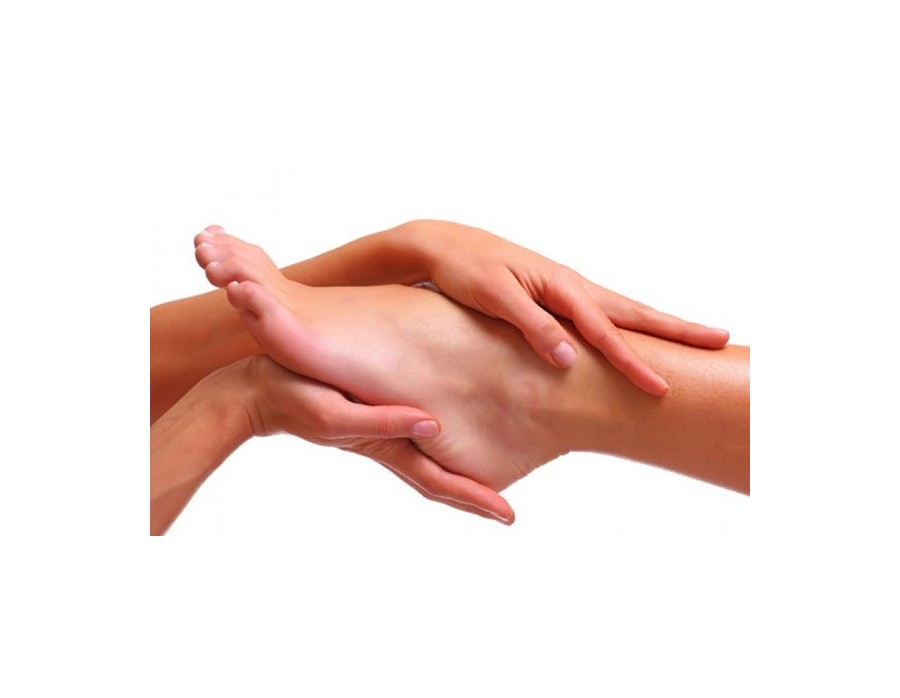 Tratamiento de manos o pies con mascarilla de arcilla y esenciales.